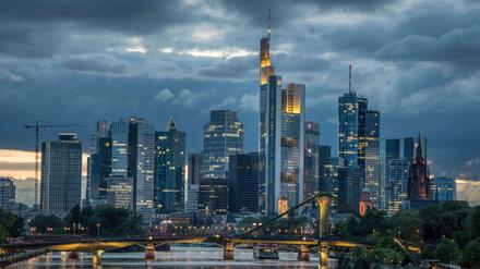 Dunkle Wolken hinter der Bankenskyline im Zentrum von Frankfurt am Main