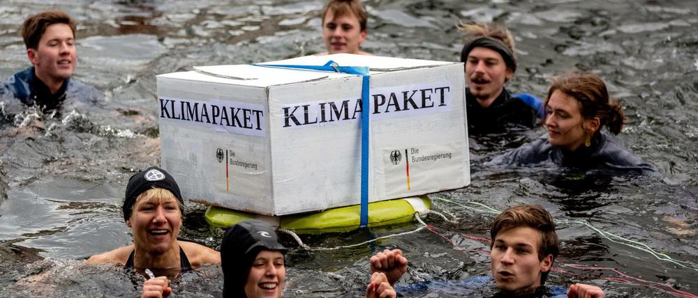 Aktivisten der BUNDjugend protestieren mit einer Bade-Aktion in der Spree gegen das Klimapaket der deutschen Bundesregierung. 
