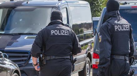 Polizisten einer Spezialeinheit am Montag in Banzkow. Beamte des BKA und der Bundespolizei durchsuchten Wohnungen und Geschäftsräume in mehreren Orten Mecklenburg-Vorpommerns. 