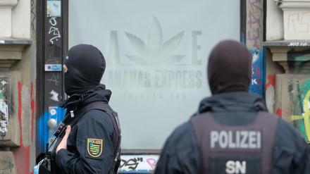 Polizisten bei Hausdurchsuchungen im Leipziger Stadtteil Connewitz.