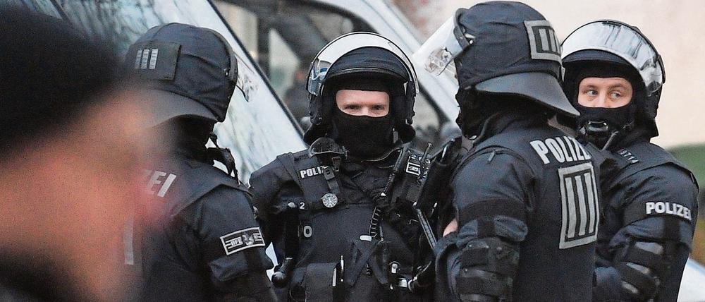 Polizisten bei einer Razzia (Archivbild).