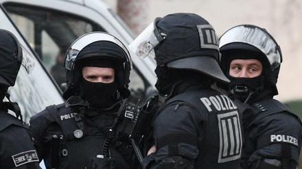 Polizisten bei einer Razzia (Symbolbild).