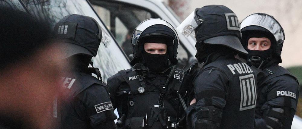 Polizisten (hier Symbolbild) durchsuchten im Bundesgebiet Wohnungen und Geschäftsräume mutmaßlicher iranischer Agenten. 