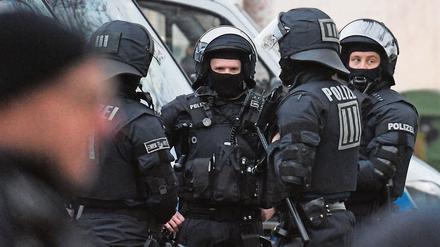In Mecklenburg-Vorpommern durchsuchten Sicherheitskräfte mehrere Objekte. Auf diesem Archivbild stehen Polizisten bei einer Durchsuchung am 1.2 2017 in Frankfurt am Main vor ihren Fahrzeugen. 