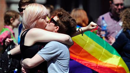 Iren feiern die Entscheidung für eine Gleichstellung der Homo-Ehe. 