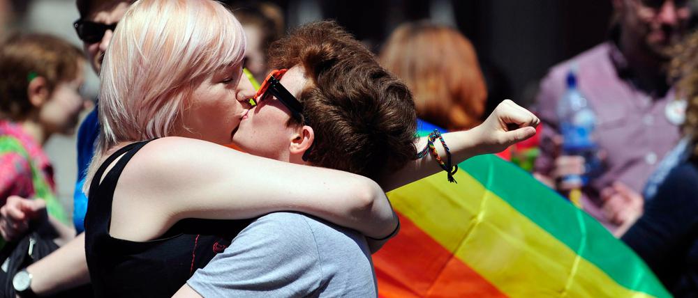 Iren feiern die Entscheidung für eine Gleichstellung der Homo-Ehe. 