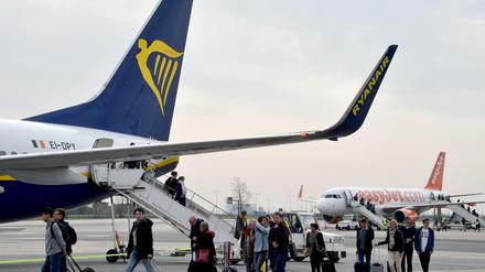 Fluggäste von Ryanair steigen in Schönefeld aus dem Flugzeug. 