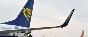 Fluggäste von Ryanair steigen in Schönefeld aus dem Flugzeug. 