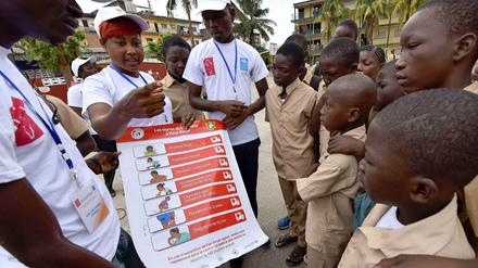 UN-Mitarbeiter informieren Schüler der Elfenbeinküste über die Gefahren von Ebola