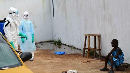 Ein Mädchen sitzt weinend vor einem Ebola-Behandlungszentrum in der liberianischen Hauptstadt Monrovia. Ihre Mutter und ihr Vater sind an der Seuche gestorben. 