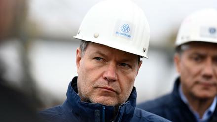 Robert Habeck beim Besuch eines Stahlwerks von Thyssenkrupp in Duisburg. Auch Deutschlands Industrie ist auf eine sichere Erdgasversorgung angewiesen.
