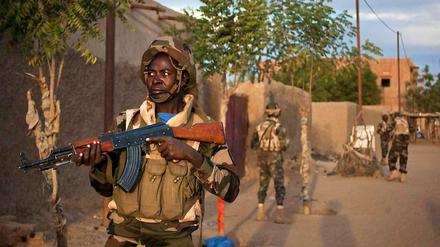 Ein nigerianischer Afisma-Soldat auf Streife in der nordmalischen Stadt Gao. 