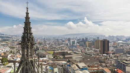 Die neo-gotische Basilica del Voto Nacional überblickt Quito, Ecuadors Hauptstadt auf 2850 Meter Höhe.