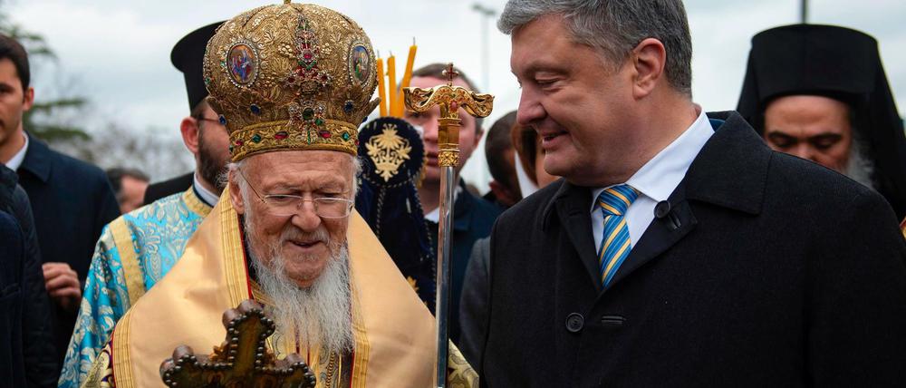 Patriarch Bartholomäus präsentierte Präsident Poroschenko am Vortag des orthodoxen Weihnachtsfests das Unabhängigkeitsdekret der ukrainischen Kirche. 