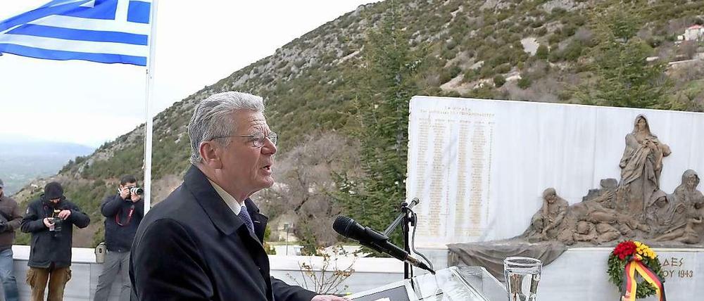 Im März besuchte Joachim Gauck Lingiada, einen Ort in Griechenland, in dem die Wehrmacht 82 Menschen ermordete.