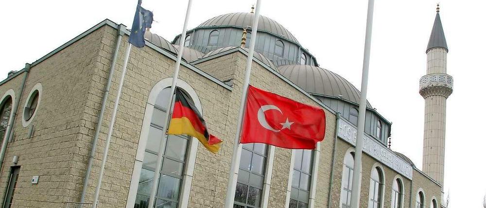 Gemeinsam trauern um die Opfer des Terrors von Paris: Vor der Merkez-Moschee in Duisburg hängen die deutsche und die türkische Fahne auf Halbmast.