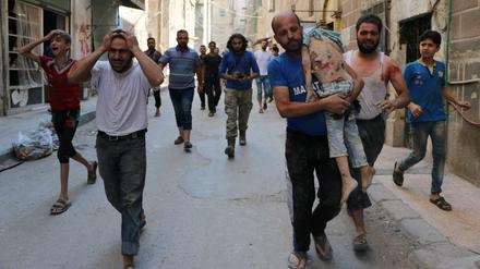 Das Grauen in Aleppo. Ein Mann trägt den Körper eines Kindes nach einer Bombardierung.