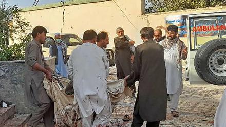 Helfer tragen einen Toten aus der Moschee in Kundus.
