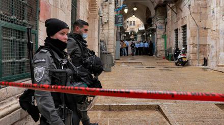 Sicherheitskräfte sichern die Jerusalemer Altstadt nach einem Attentat.