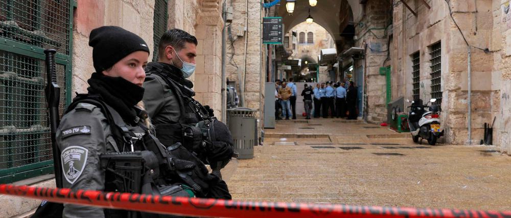Sicherheitskräfte sichern die Jerusalemer Altstadt nach einem Attentat.