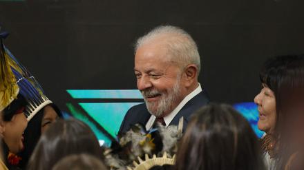 Bei einem ersten Auftritt am Amazonas-Pavillon auf der Klimakonferenz wurde Lula von hunderten Menschen begeistert begrüßt.