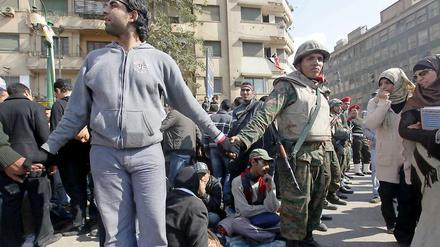 Hand in Hand: Armee und Militär sperren gemeinsam den Tahrir-Platz in Kairo ab. Auch die politische Zusammenarbeit scheint zu funktionieren.