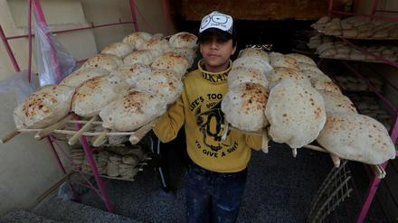 In einer Bäckerei in der ägyptischen Hauptstadt Kairo werden Brotfladen transportiert. 