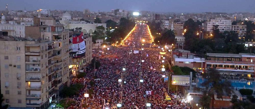 In Ägypten gingen am Jahrestag von Präsident Mursis Amtsantritt Millionen Menschen auf die Straße - Anhänger und Gegner.