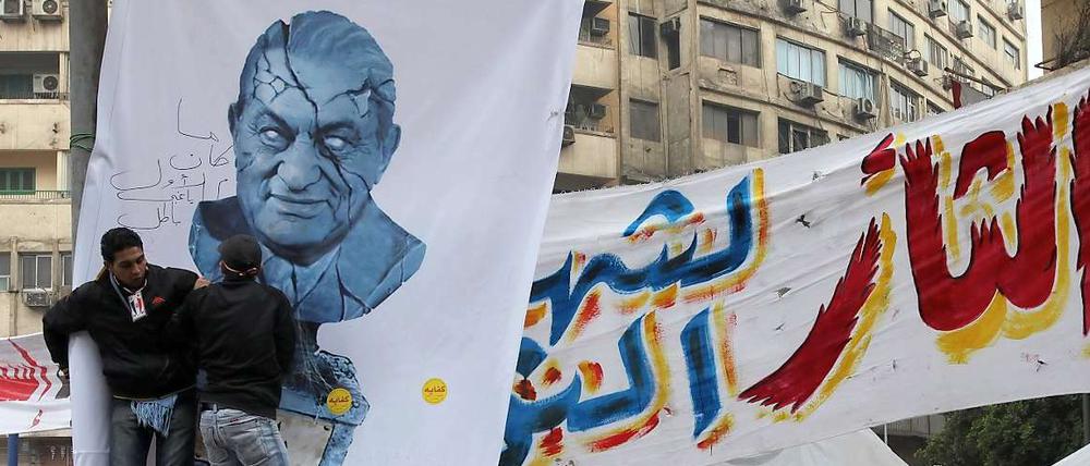 Vor der Bekanntgabe von Mubaraks Rücktritt dauerten die Proteste gegen den Präsident auch am Freitag noch unvermindert an.