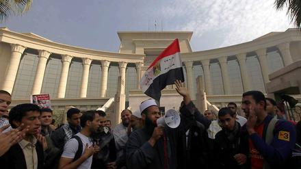 Aufgebrachte Mursi-Anhänger vor dem ägyptischen Verfassungsgericht.