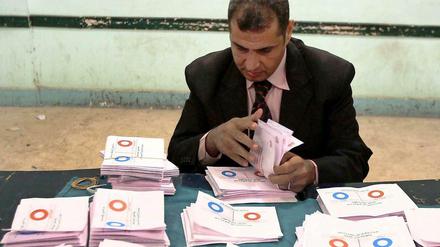 63,8 Prozent der Ägypter stimmten für den Verfassungsentwurf der Islamisten. Allerdings beteiligten sich nur 33 Prozent der Bevölkerung an der Abstimmung.