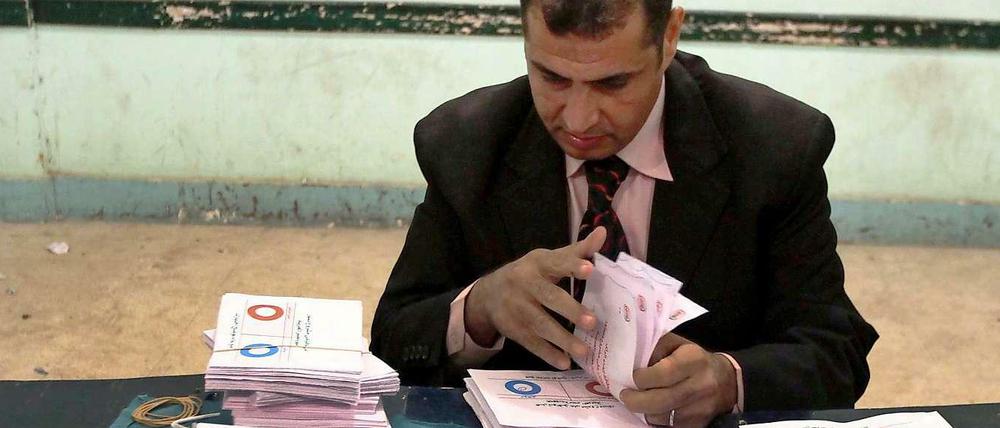 63,8 Prozent der Ägypter stimmten für den Verfassungsentwurf der Islamisten. Allerdings beteiligten sich nur 33 Prozent der Bevölkerung an der Abstimmung.