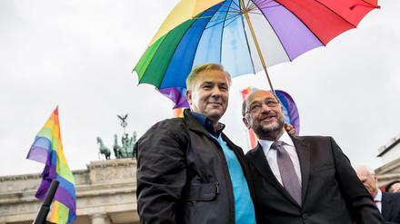 Freunde der Regenbogen-Kultur: Die Sozialdemokraten Klaus Wowereit und Martin Schulz feiern im Juni die Ehe für alle.