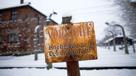 Ein Schild auf dem Gelände des ehemaligen Konzentrationslagers in Auschwitz.