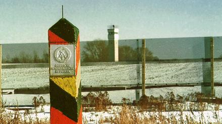 Die ehemalige innerdeutsche Grenze bei Helmstedt 1986.  