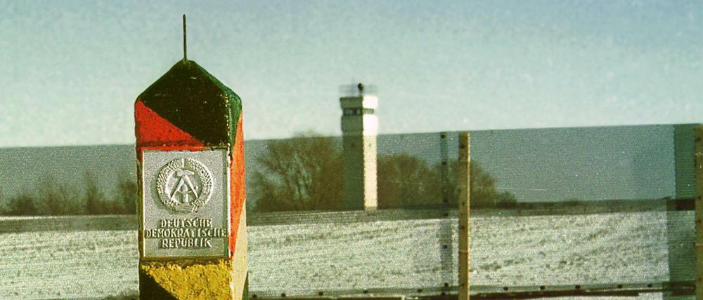 Die ehemalige innerdeutsche Grenze bei Helmstedt 1986.  