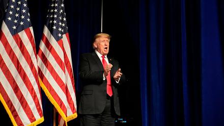 Der ehemalige US-Präsident Donald Trump betritt die Bühne während einer Veranstaltung in Las Vegas.