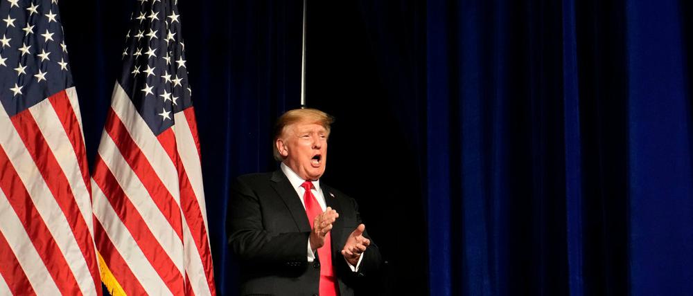 Der ehemalige US-Präsident Donald Trump betritt die Bühne während einer Veranstaltung in Las Vegas.