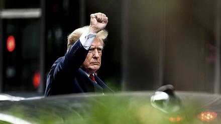 Donald Trump, ehemaliger Präsident der USA, gestikuliert, als er den Trump Tower verlässt.