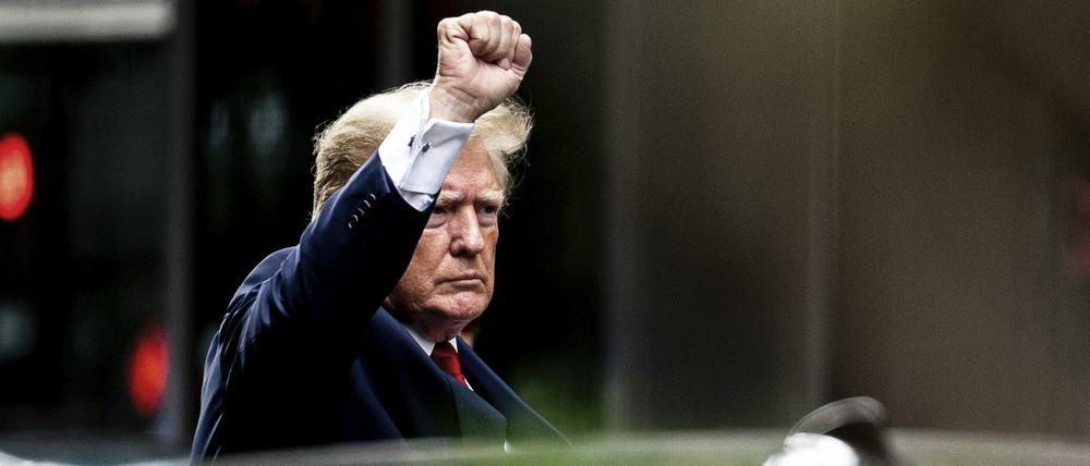 Donald Trump, ehemaliger Präsident der USA, gestikuliert, als er den Trump Tower verlässt.