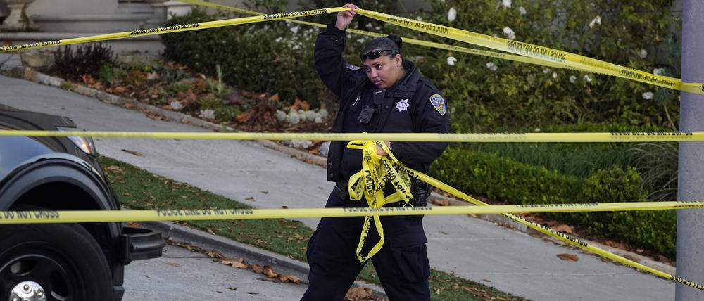 Eine Polizistin blockiert mit gelbem Absperrband die Straße unterhalb des Hauses von Paul Pelosi, dem Ehemann der Demokratin Nancy Pelosi, in San Francisco. 