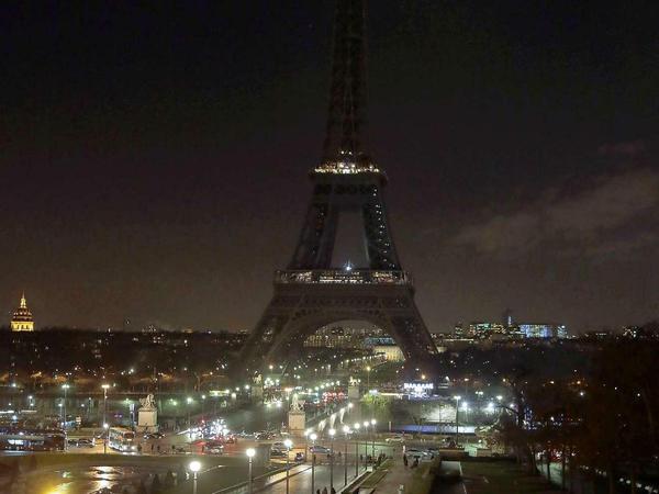 Der Eiffelturm am Abend ohne Beleuchtung.
