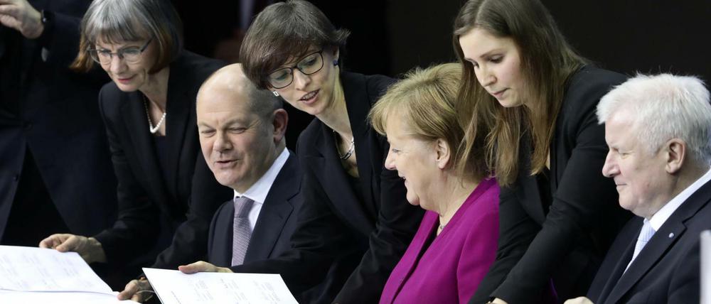 Bundeskanzlerin Angela Merkel (CDU), der damalige CSU-Chef Horst Seehofer und der damalige, kommissarische, SPD-Vorsitzende Olaf Scholz zu Beginn der Groko im Frühjahr 2018.