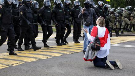 Der Mut von Minsk: Bei einer Demonstration am 13. September 2020 kniet eine Demonstrantin vor heranmarschierenden Polizeieinheiten. 