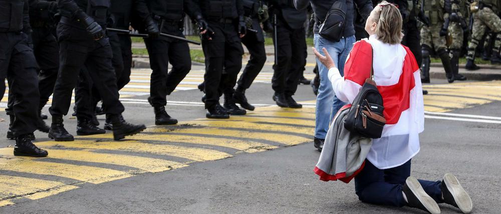 Der Mut von Minsk: Bei einer Demonstration am 13. September 2020 kniet eine Demonstrantin vor heranmarschierenden Polizeieinheiten. 