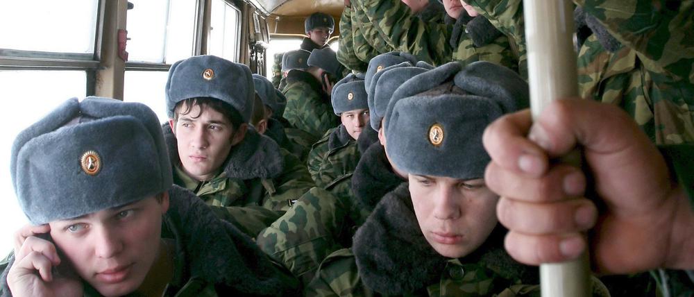 Junge russische Rekruten im November 2017 auf dem Weg zum Militärdienst.