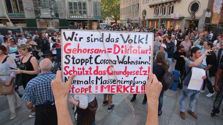 Demonstration gegen die Maßnahmen zur Eindämmung des Corona-Virus in Köln. 
