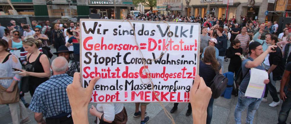 Demonstration gegen Freiheitsbeschränkungen im Zuge der Coronakrise in Köln. 