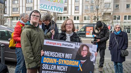 Vor der Bundestagsdebatte über vorgeburtliche Gen-Tests demonstrierten Gegner in Berlin.