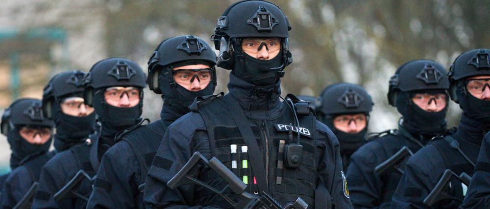 Mitglieder der neuen Einheit "BFE+" der Bundespolizei stehen im Dezember 2015 bei der Indienststellung im brandenburgischen Ahrensfelde. Die Spezialeinheit soll unter anderem die Spezialeinheit GSG 9 etwa im Anti-Terror-Kampf unterstützen. 